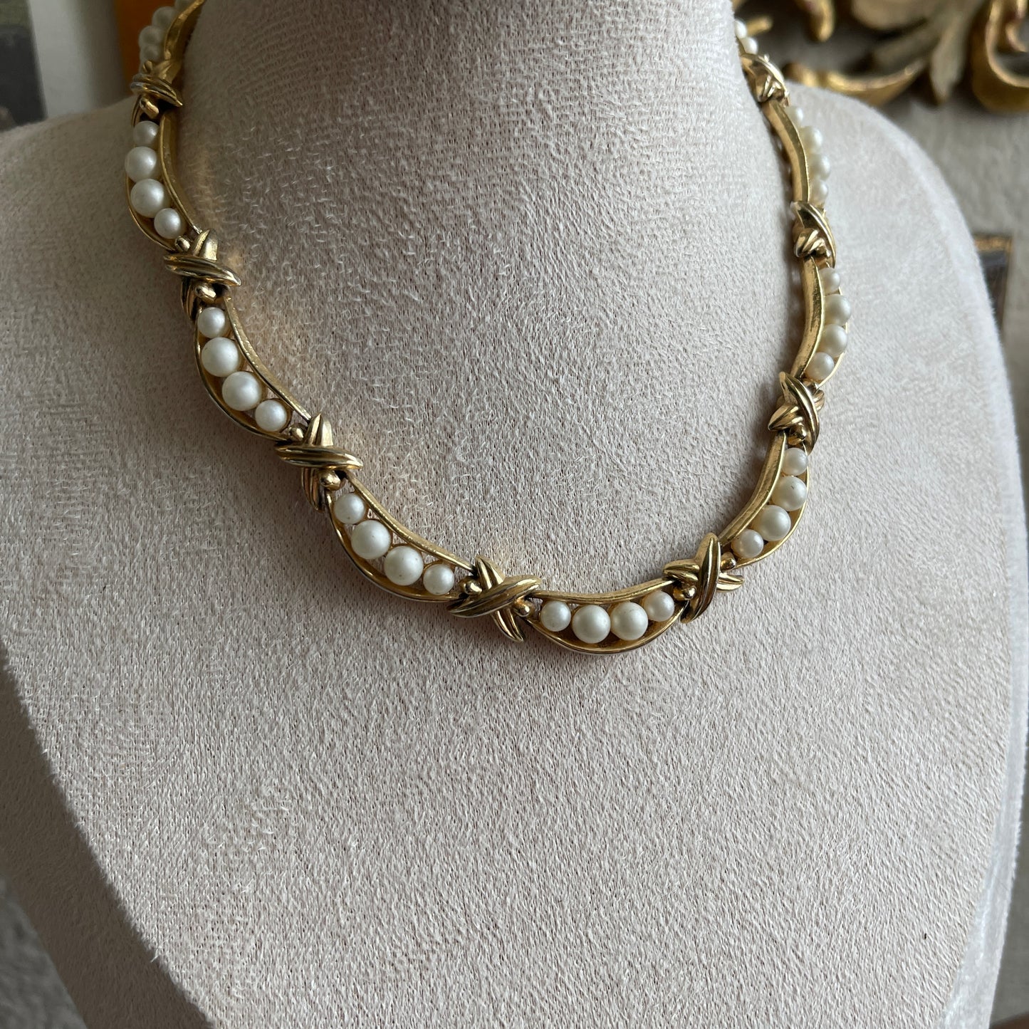 Vintage 50s TRIFARI faux pearl chocker style necklace
