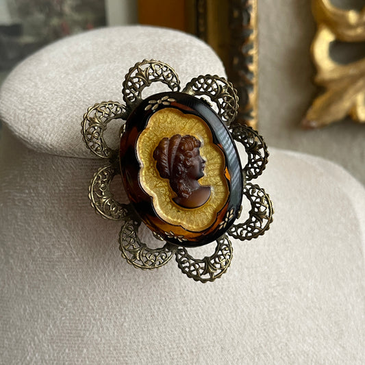 Vintage glass cameo pendant brooch
