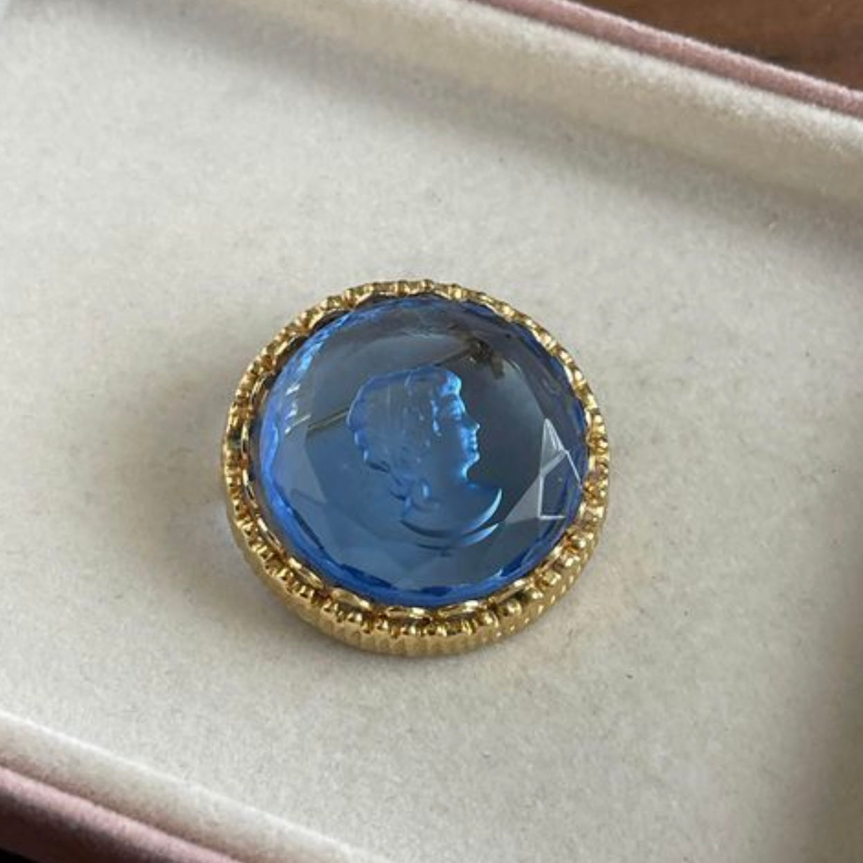 Gold tone glass intaglio cameo brooch