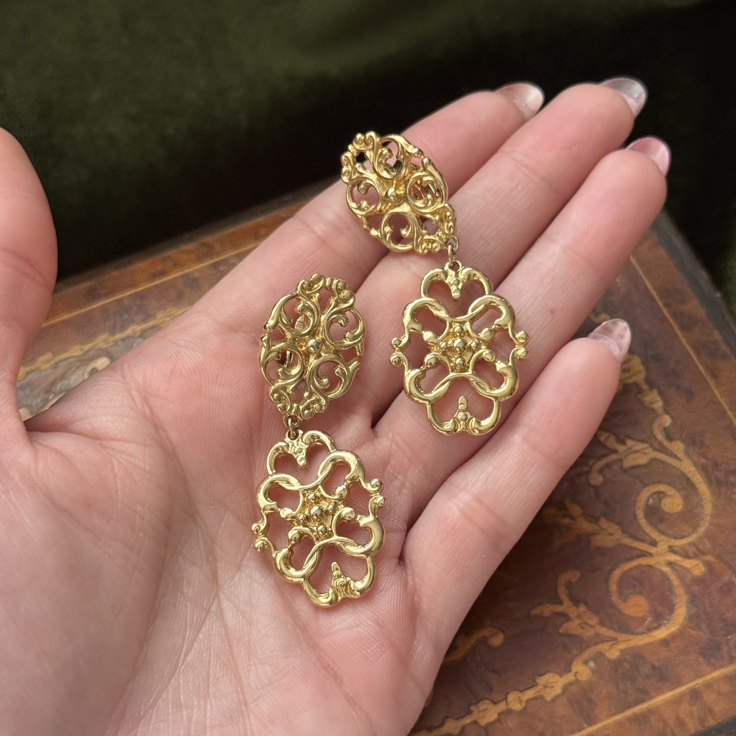 Vintage Avon Gold tone dangle Clip on earrings
