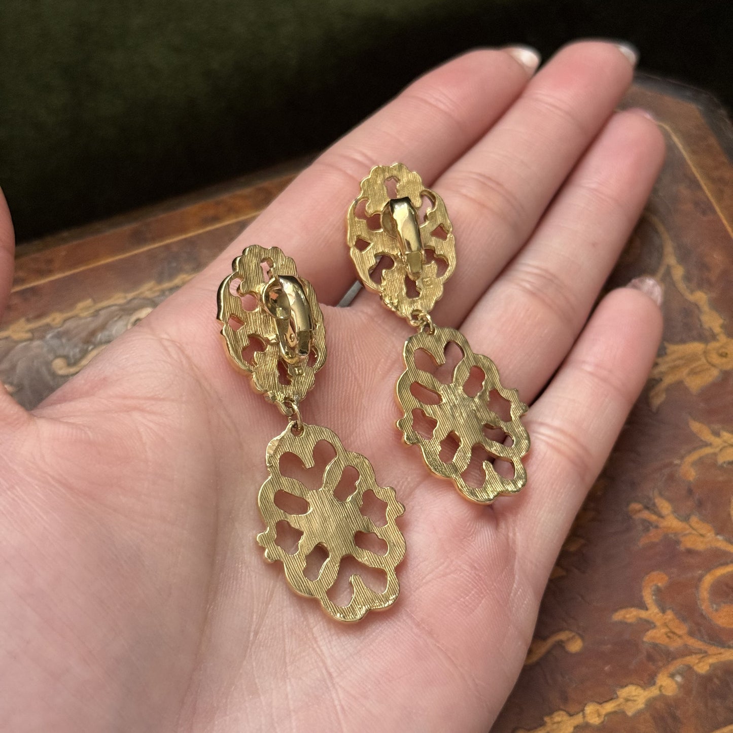 Vintage Avon Gold tone dangle Clip on earrings