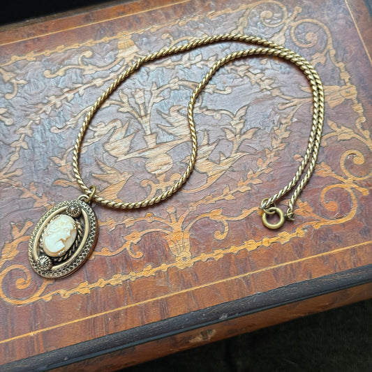 Vintage Brass Detailed Shell Cameo Pendant Necklace