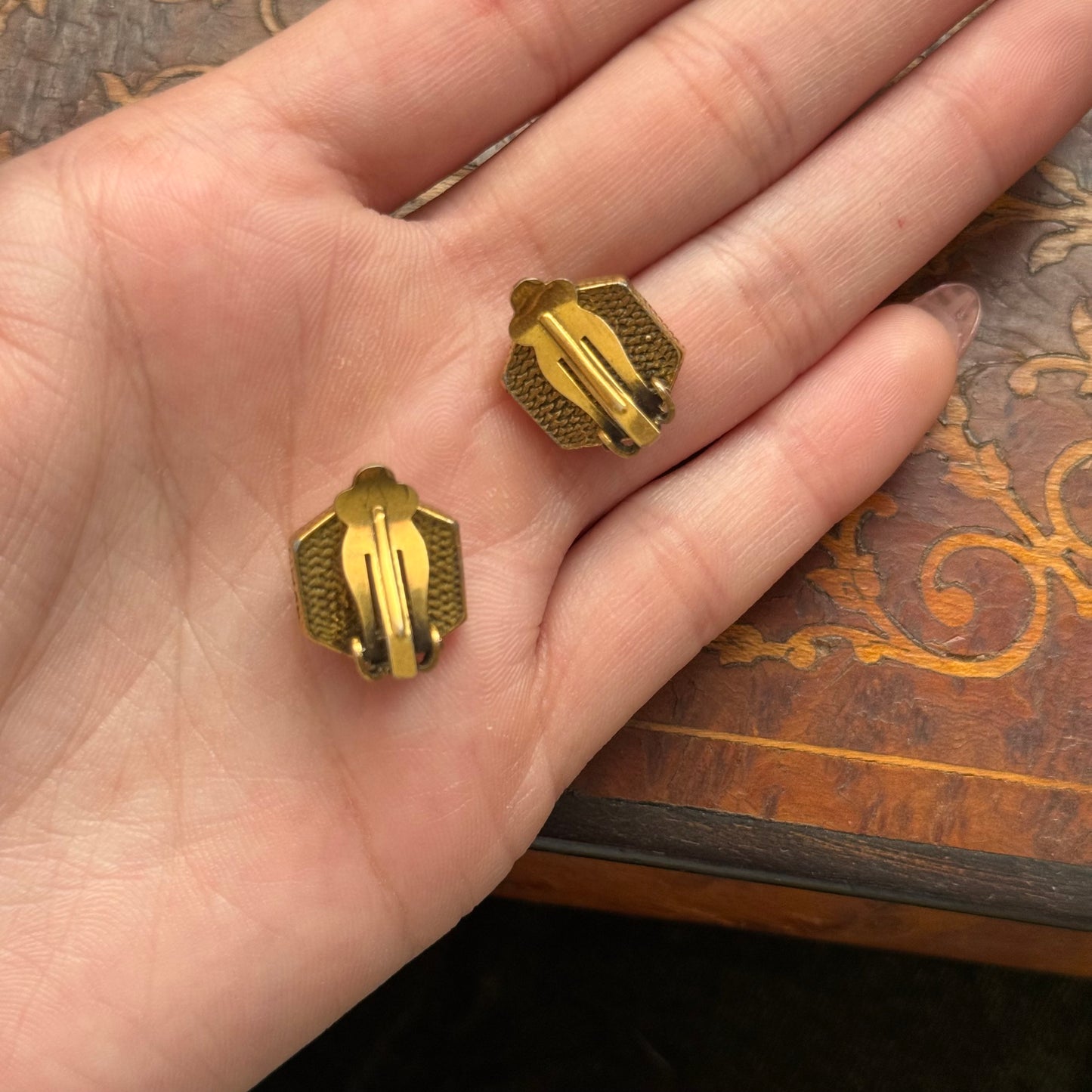 Vintage Shell Cameo Clip on Earrings