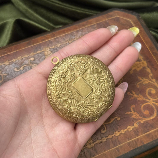 Vintage Style Gold Tone Intricate Detail Locket Pendant