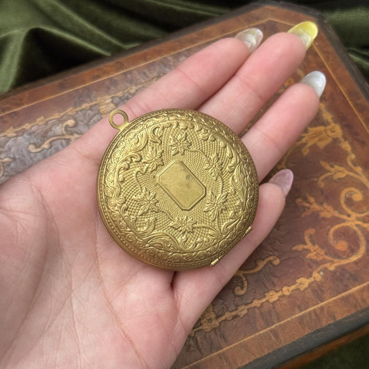 Vintage Style Gold Tone Intricate Detail Locket Pendant