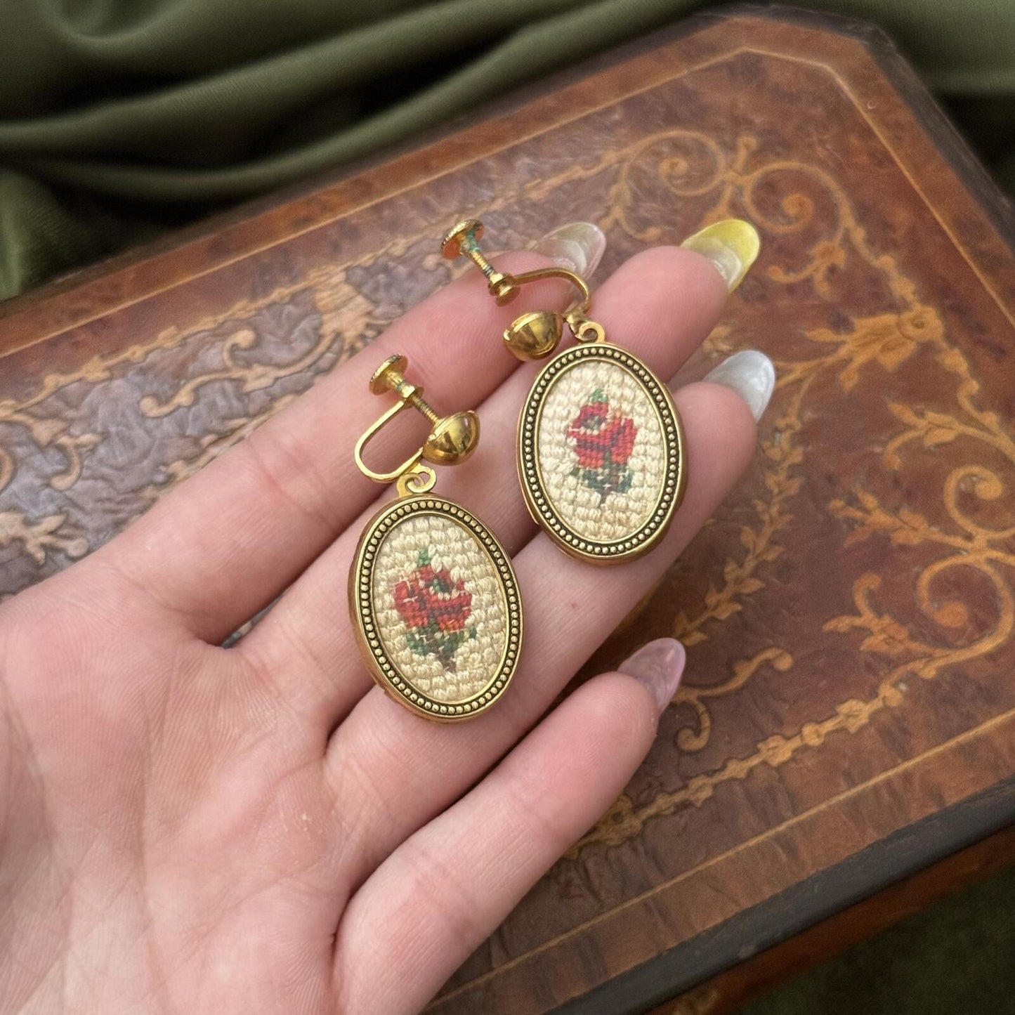 Vintage Goold tone Needlepoint Screw back Earrings