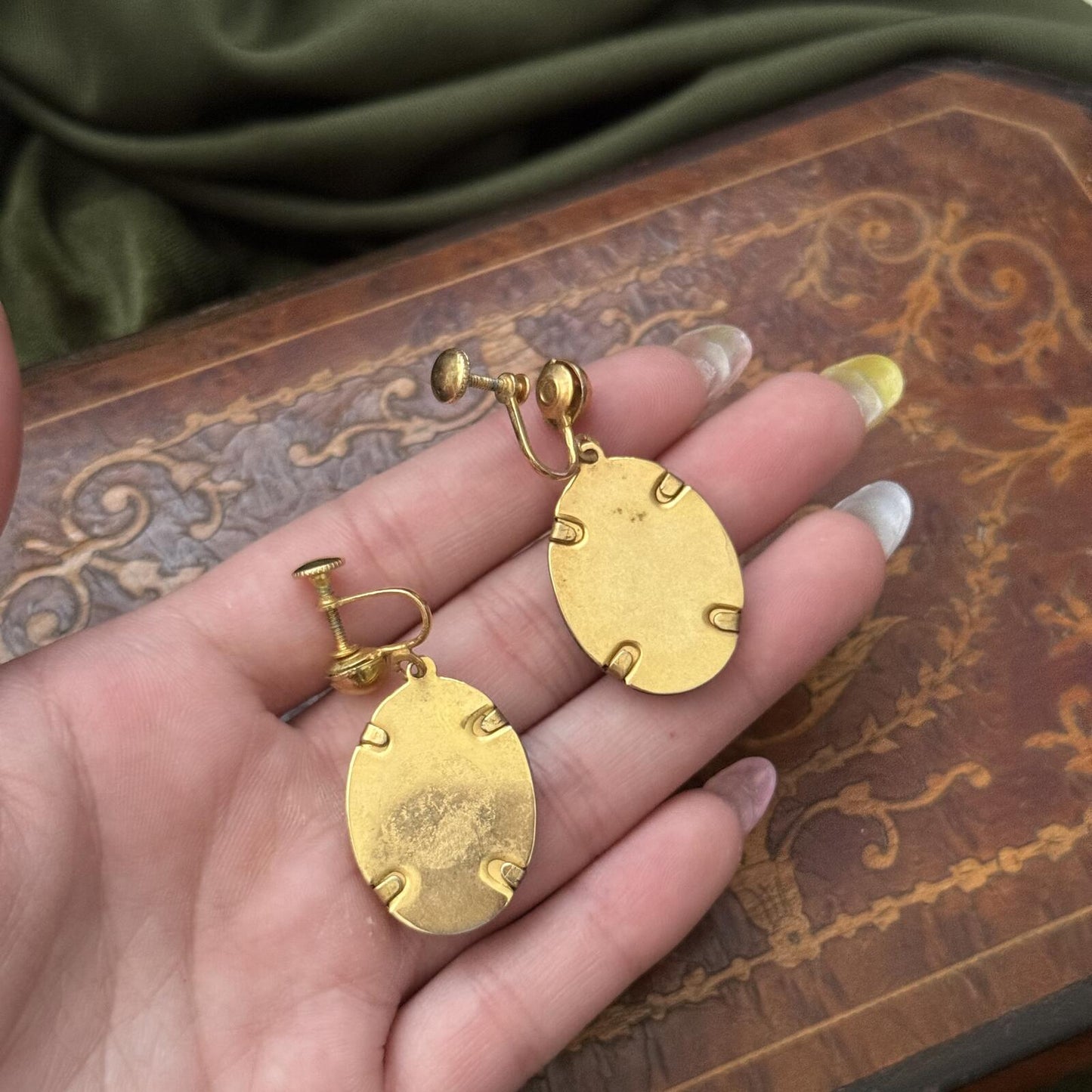 Vintage Goold tone Needlepoint Screw back Earrings