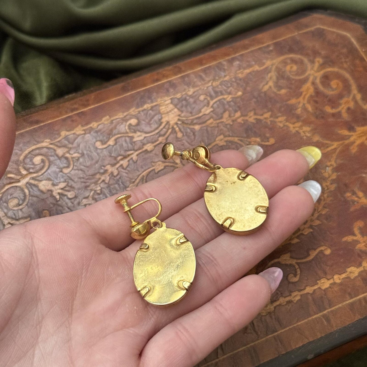 Vintage Goold tone Needlepoint Screw back Earrings