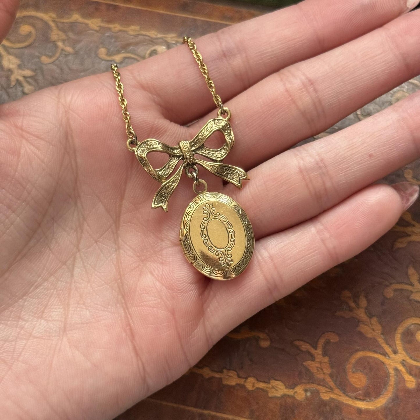 Vintage 1928 Oval Gold tone Locket