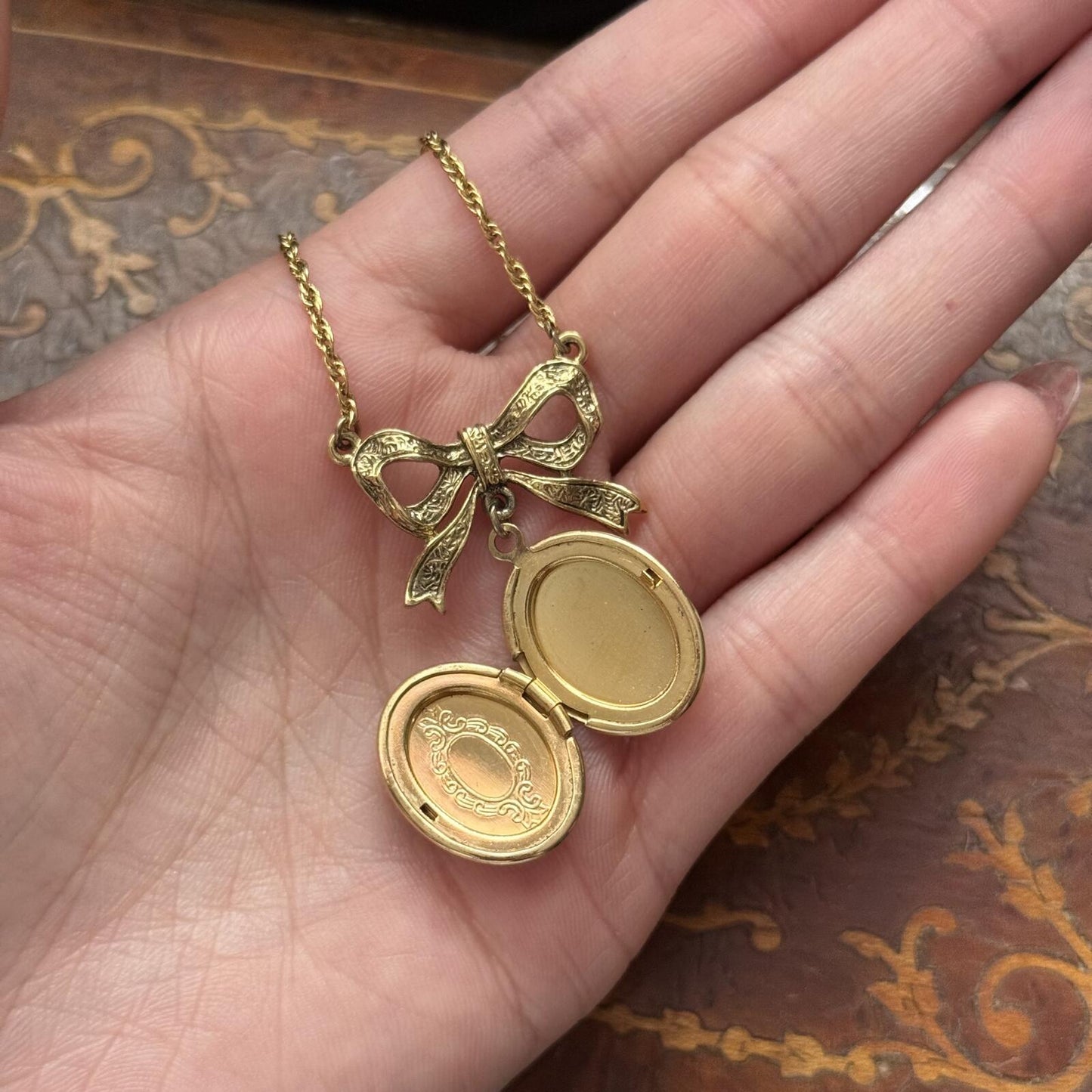 Vintage 1928 Oval Gold tone Locket