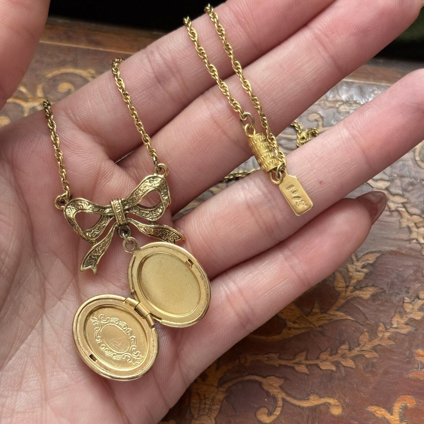 Vintage 1928 Oval Gold tone Locket