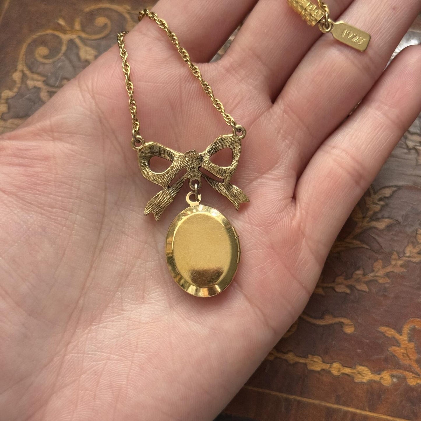 Vintage 1928 Oval Gold tone Locket