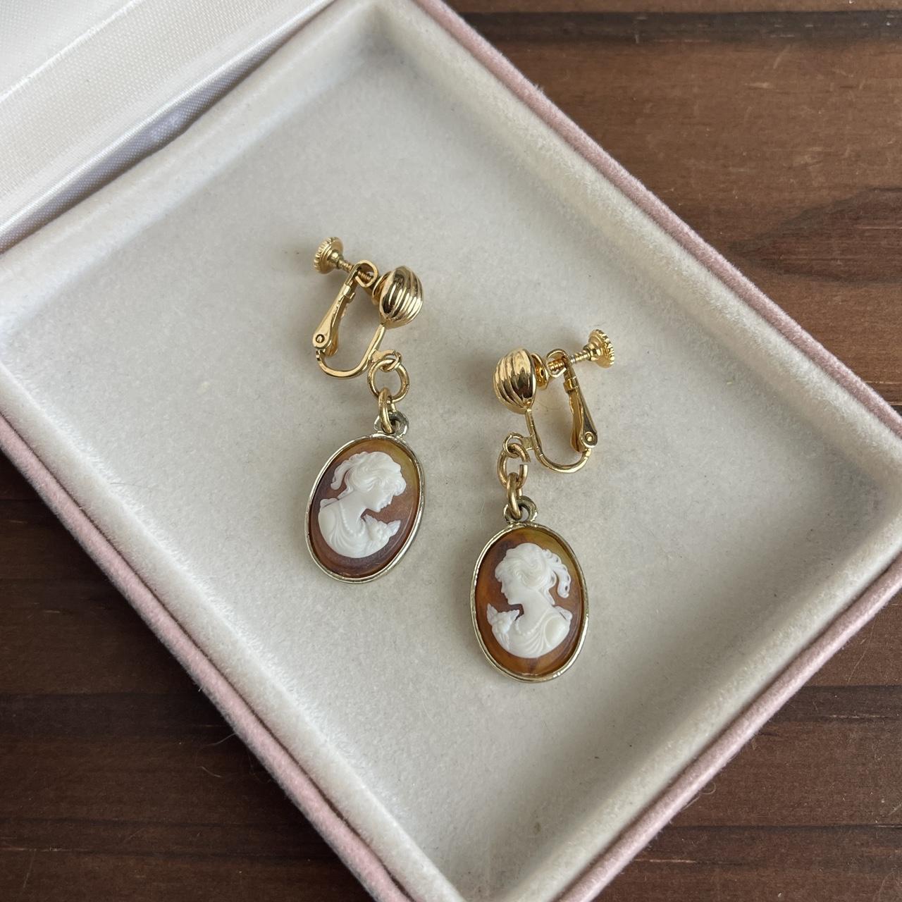 Vintage Cameo gold tone clipon/screwback earrings