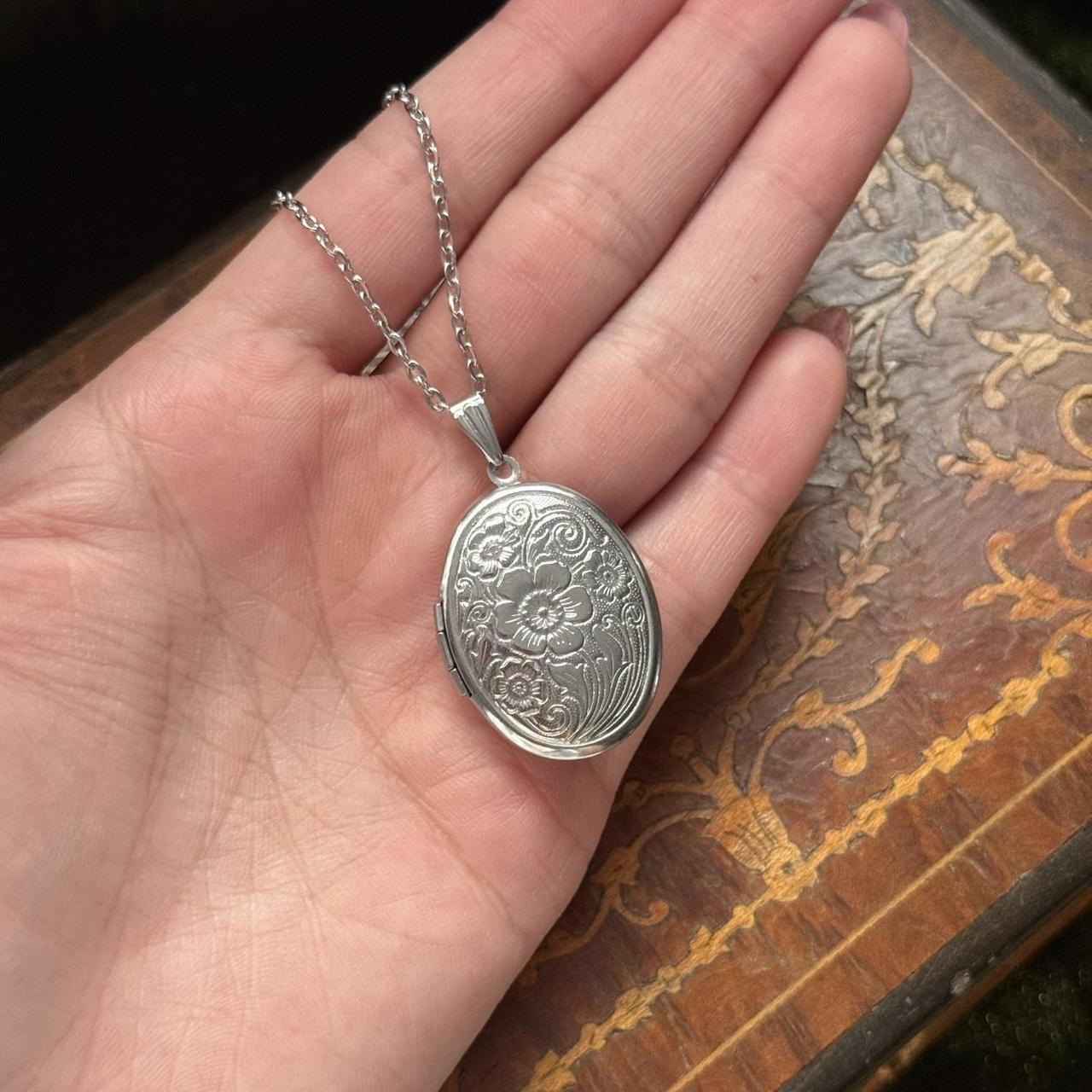Vintage Style Silver Tone Oval Locket Necklace