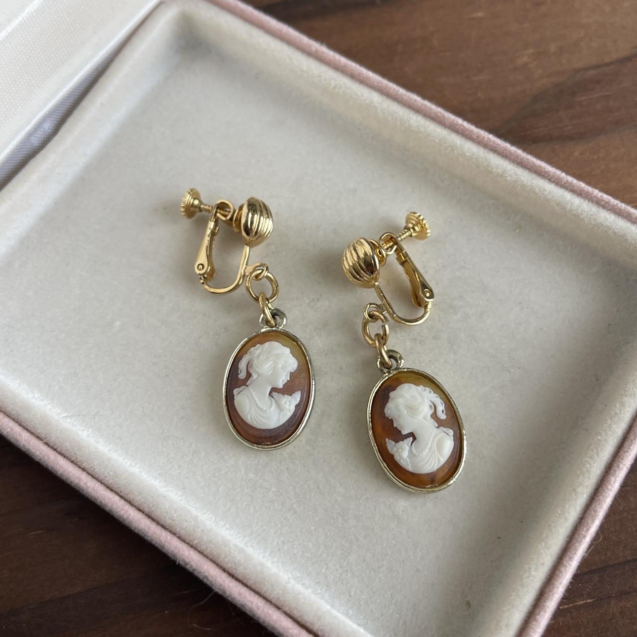 Vintage Cameo gold tone clipon/screwback earrings