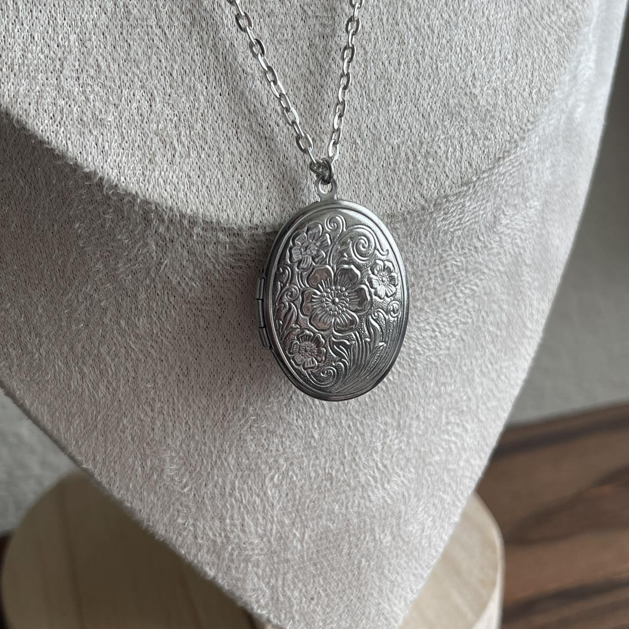 Vintage Style detailed floral oval silver tone locket necklace