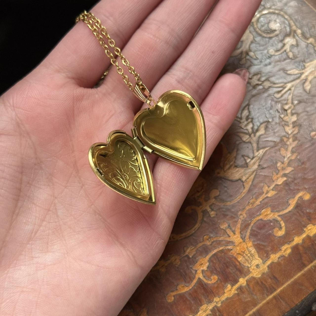 Vintage Style Gold Tone Detailed Heart Locket Necklace
