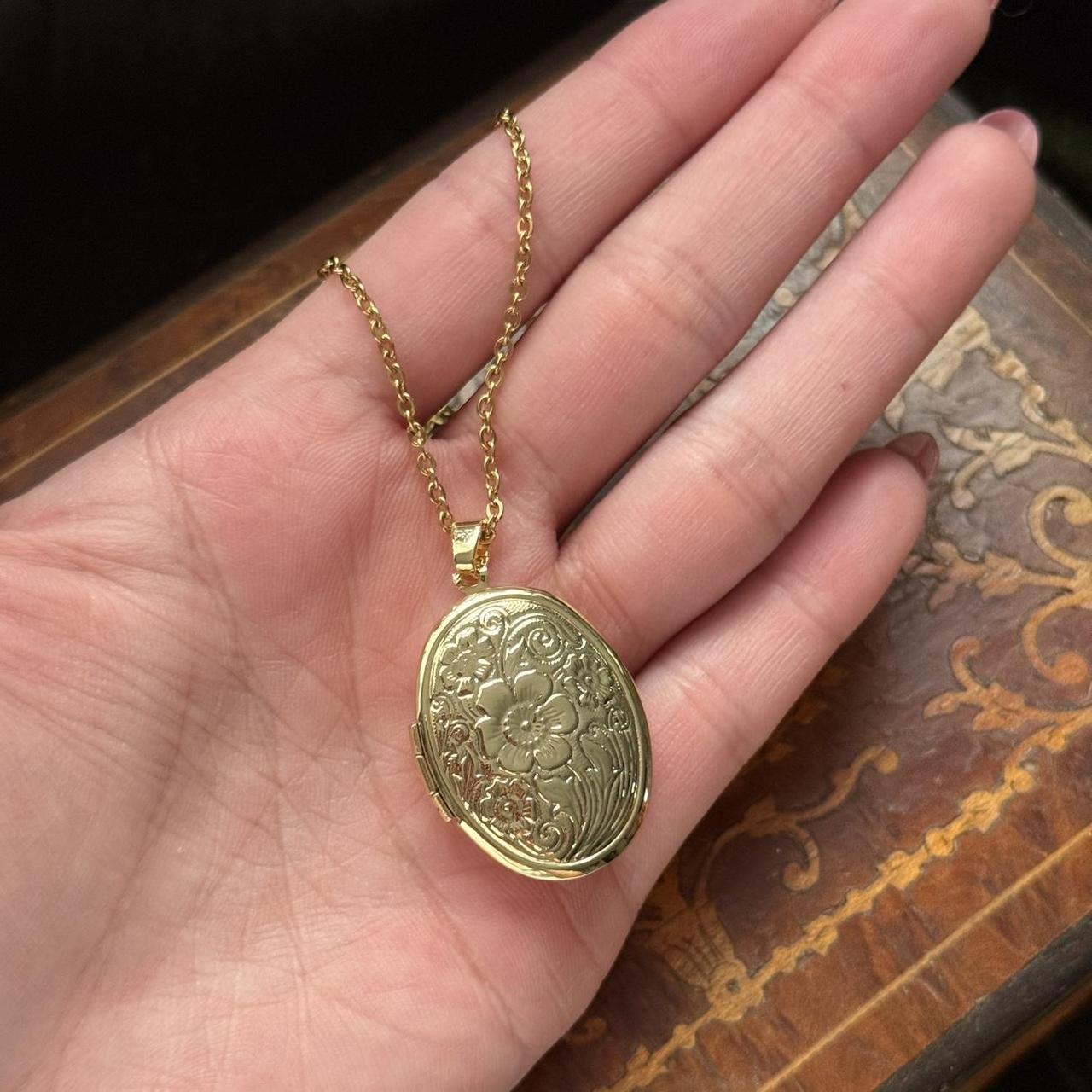 Vintage Style Gold Tone Oval Locket Necklace