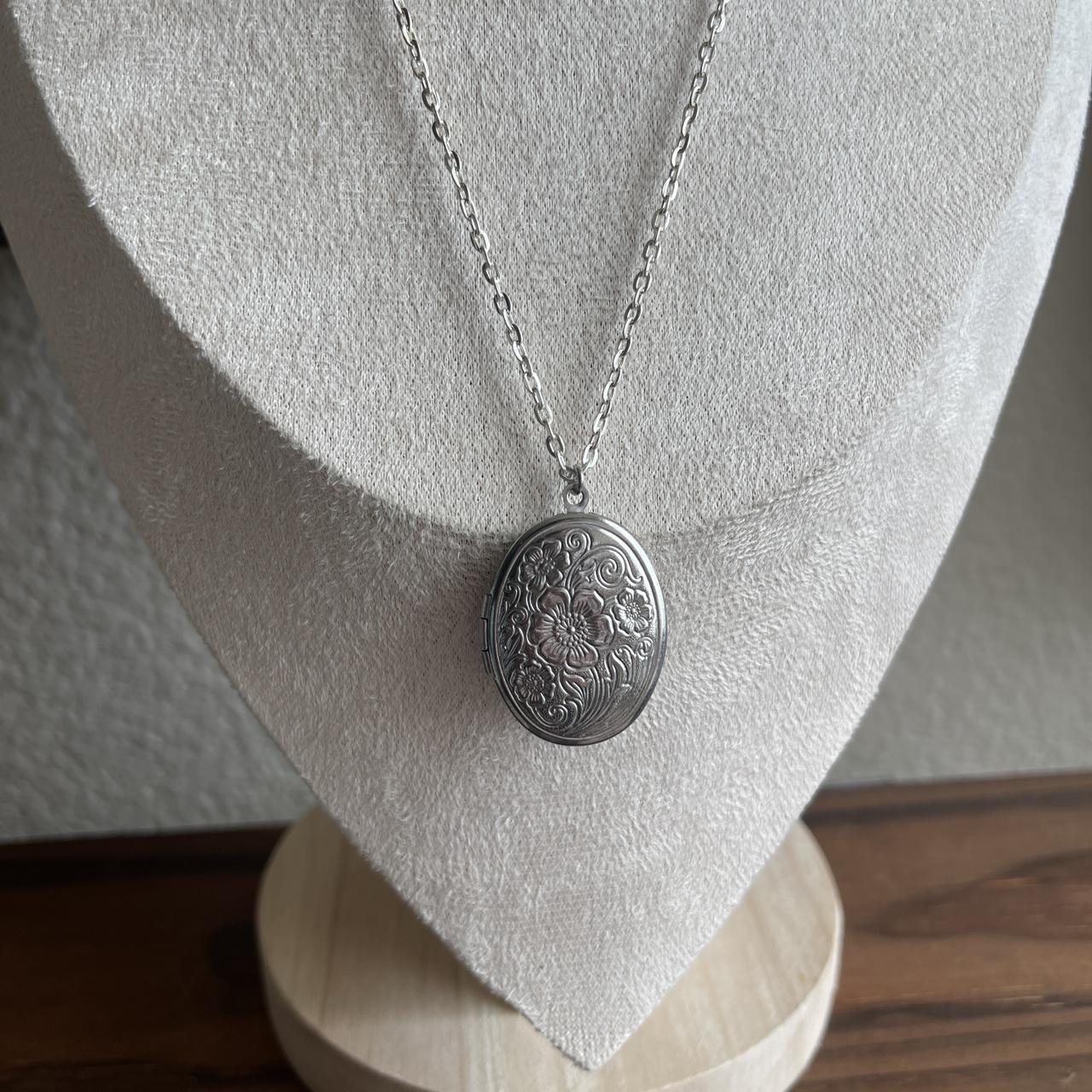 Vintage Style detailed floral oval silver tone locket necklace