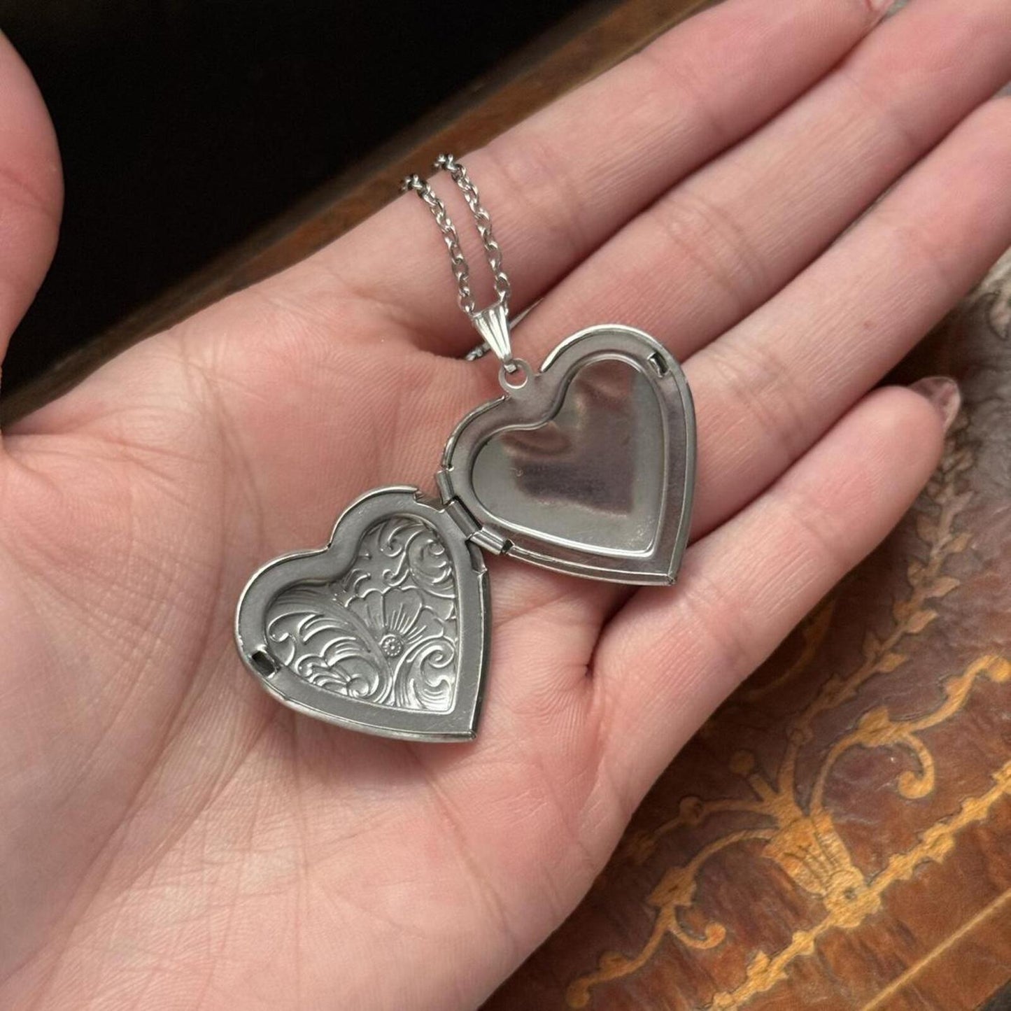 Vintage Style Silver Tone Detailed Heart Locket Necklace