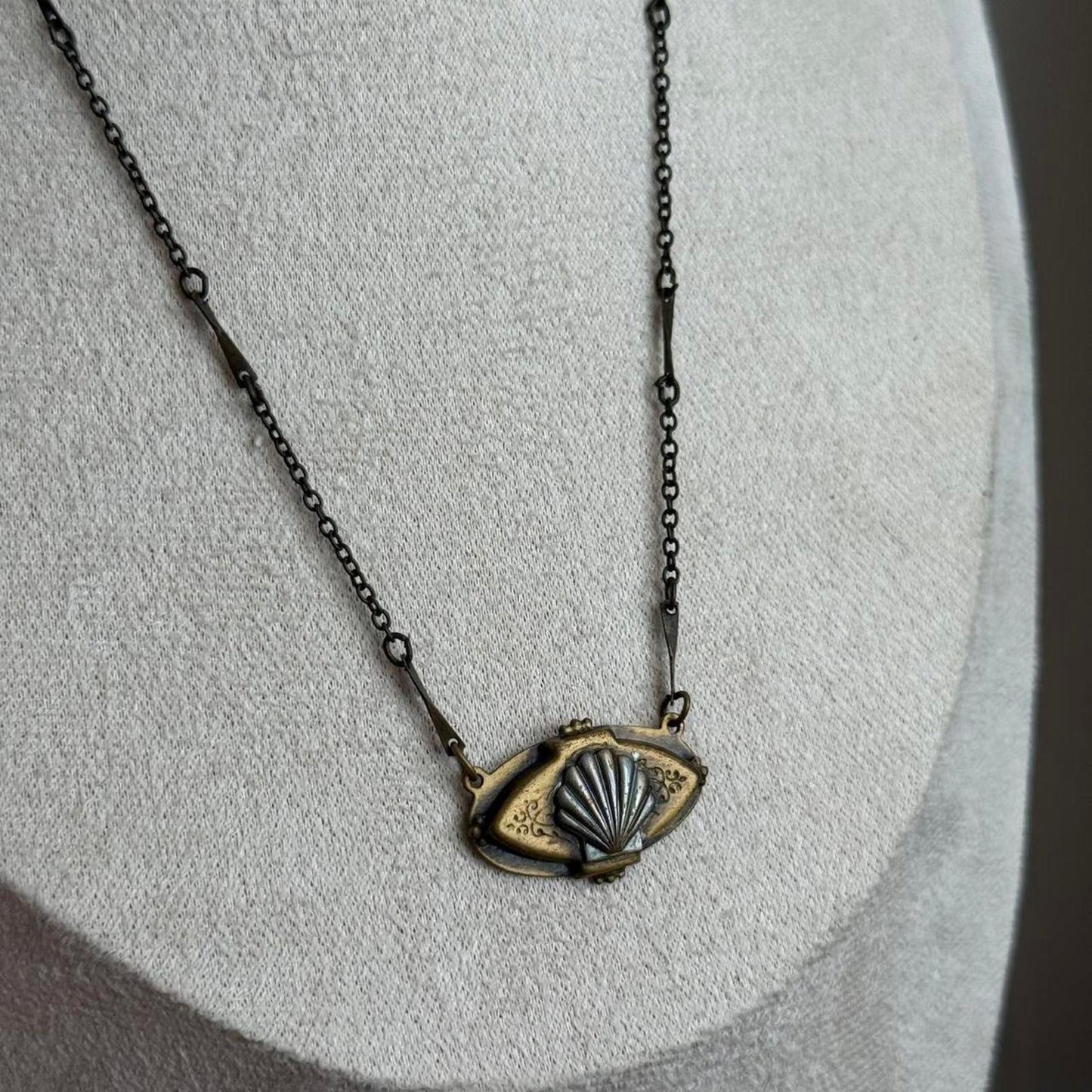 Vintage Art Deco copper tone Shell pendant necklace