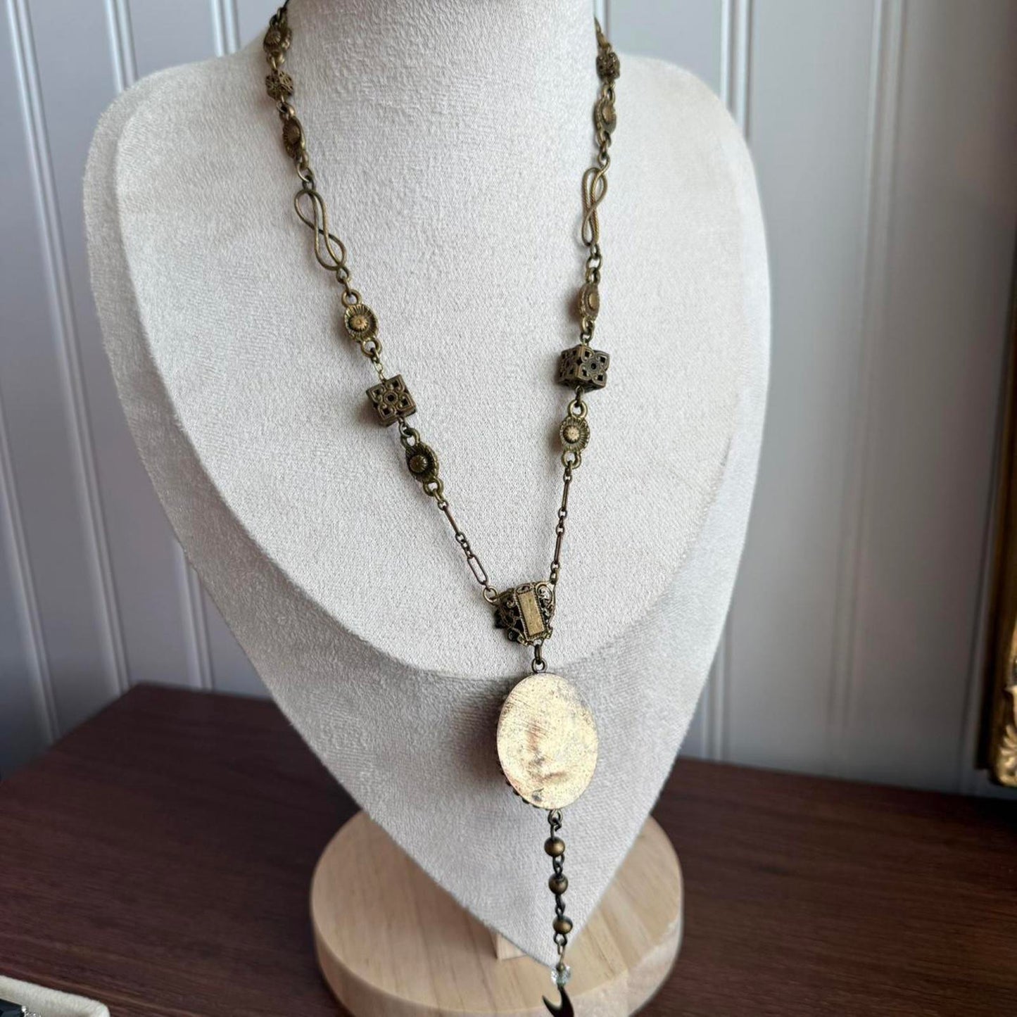 Vintage Art Deco filigree detailed necklace