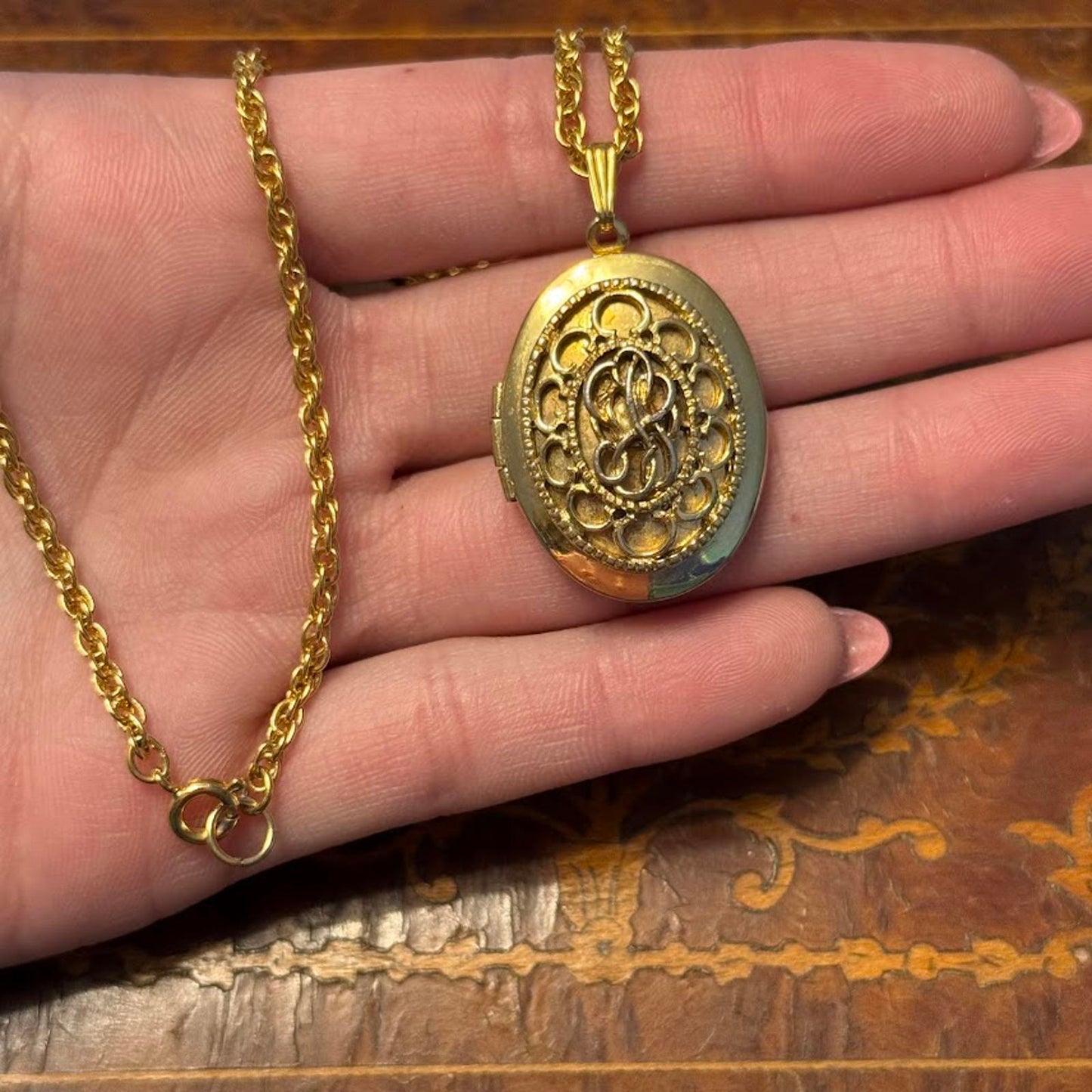 Vintage Sarah Coventry Oval gold locket