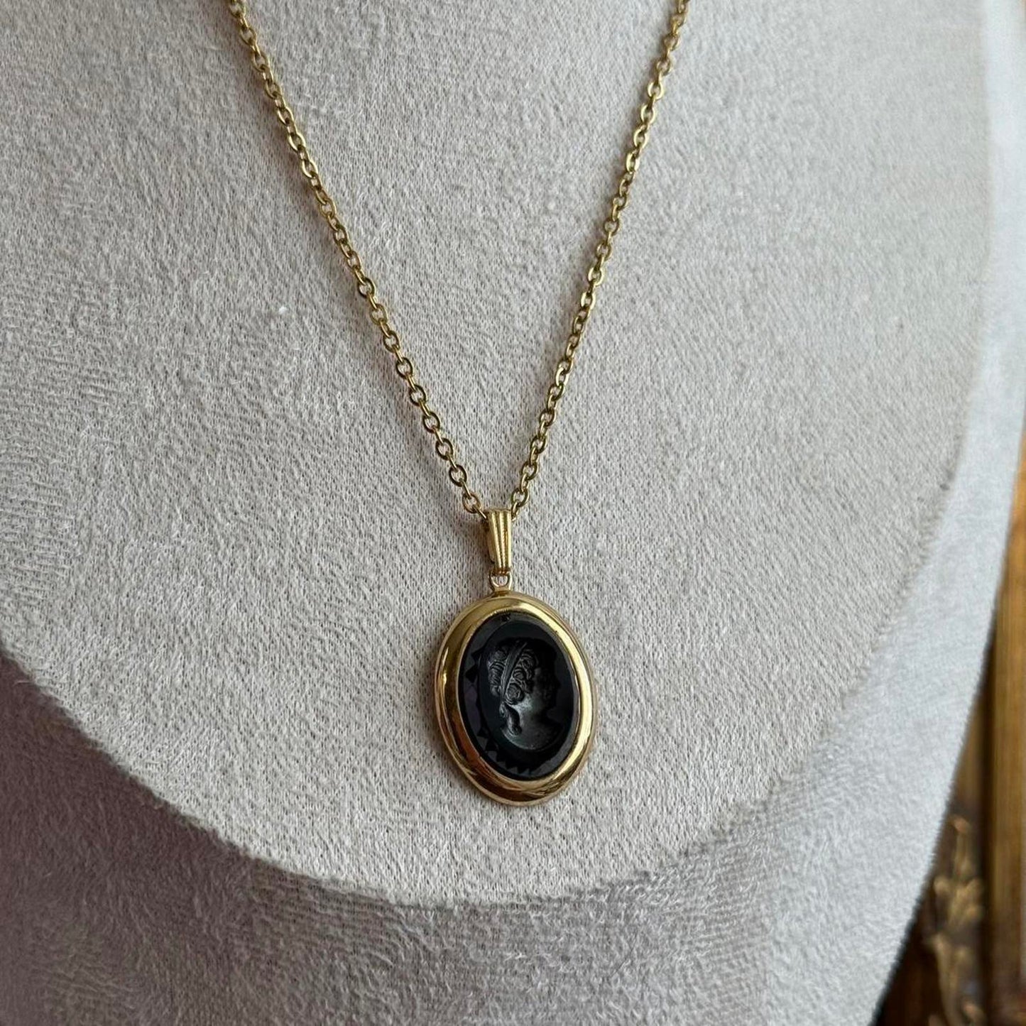 Vintage 1970s Sarah Coventry midnight cameo pendant Necklace