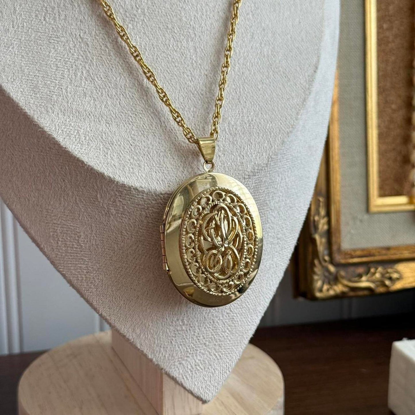 Vintage Large Gold tone locket necklace with 18" chain jewellery