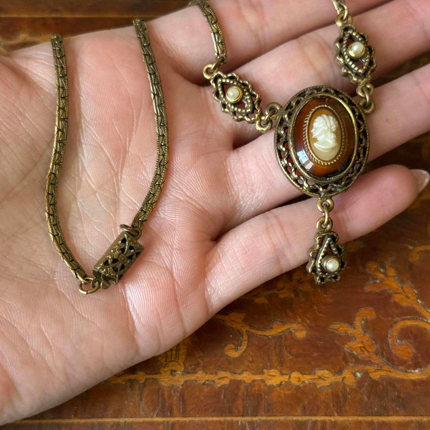 Vintage Victorian Art Deco style Glass Cameo Necklace