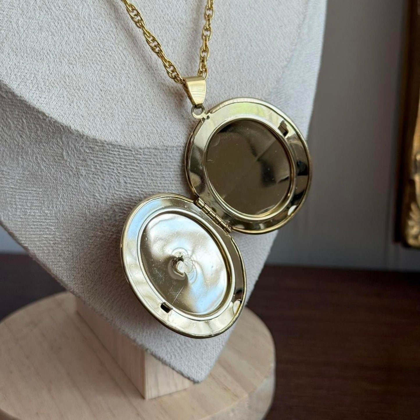 Vintage Large Gold tone locket necklace with 18" chain jewellery