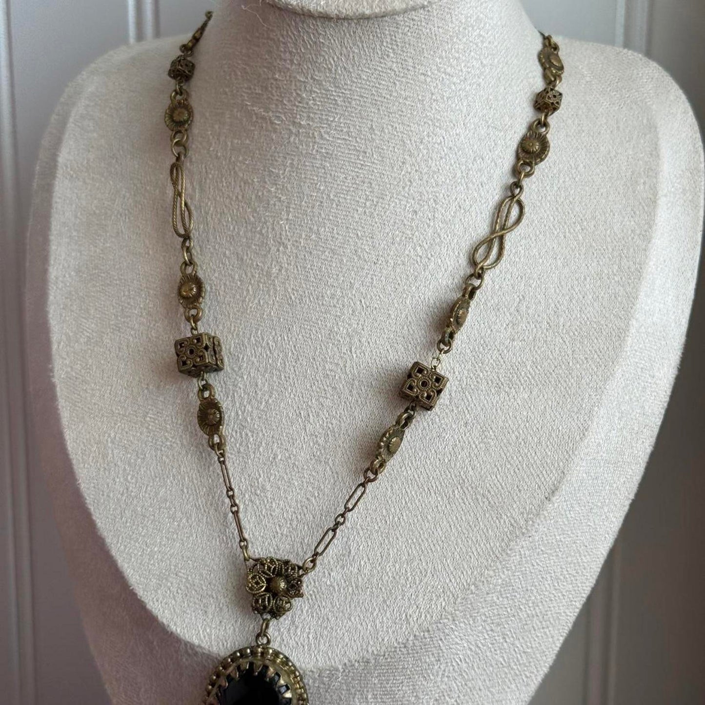 Vintage Art Deco filigree detailed necklace