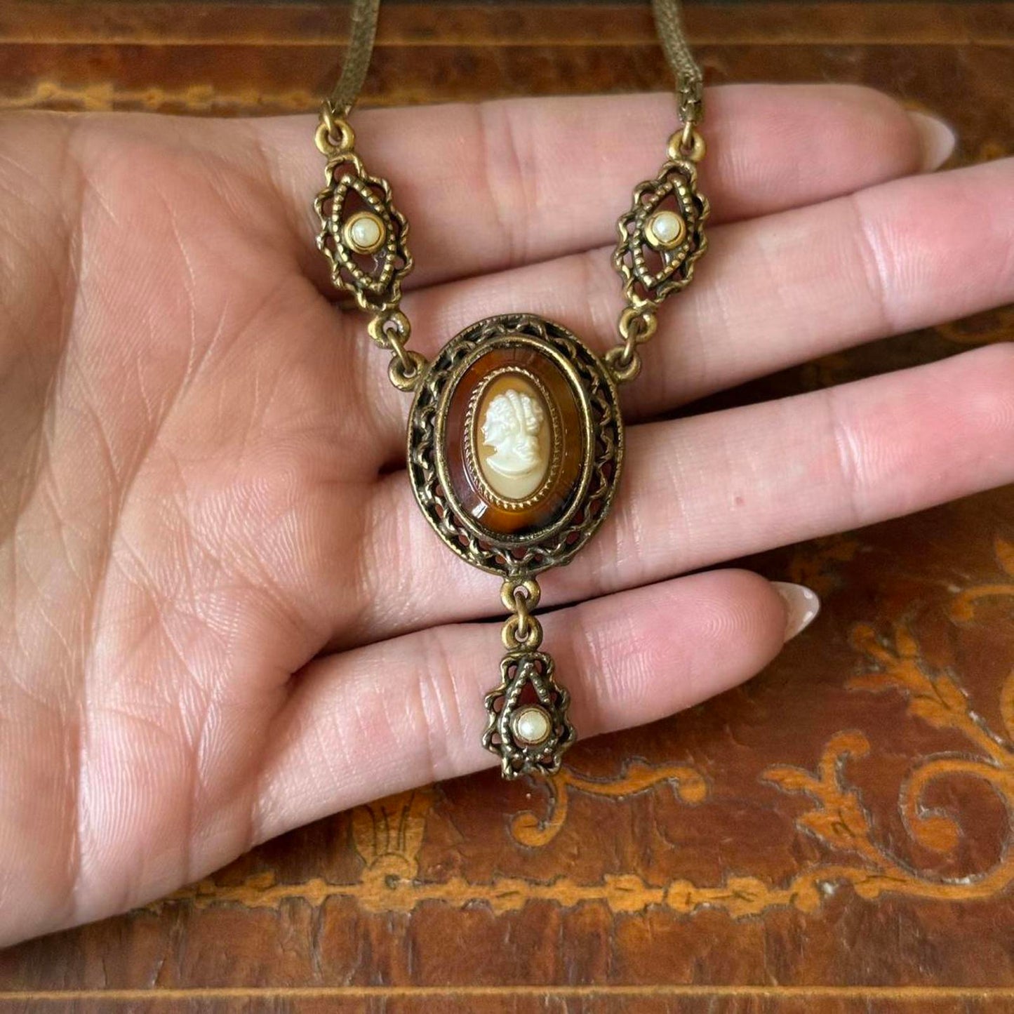Vintage Victorian Art Deco style Glass Cameo Necklace