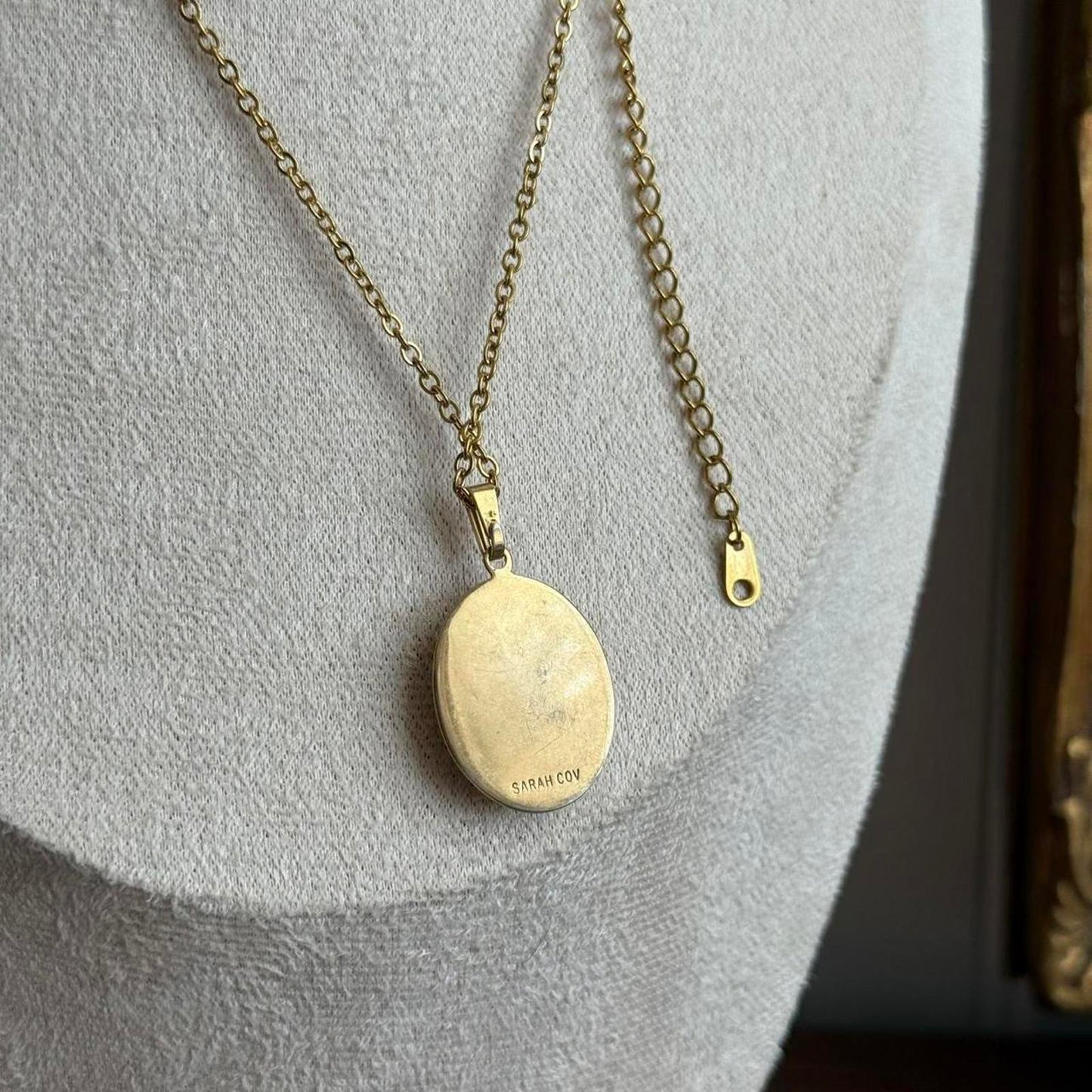 Vintage 1970s Sarah Coventry midnight cameo pendant Necklace