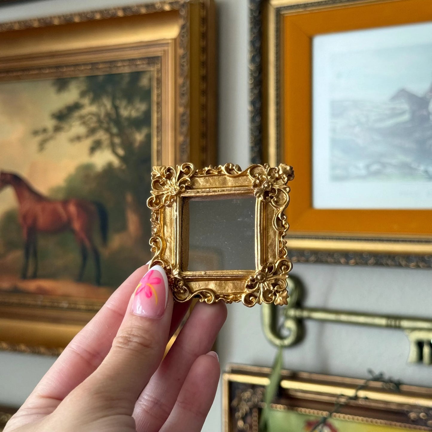 Vintage Style Resin Ornate Mini Mirror Magnet